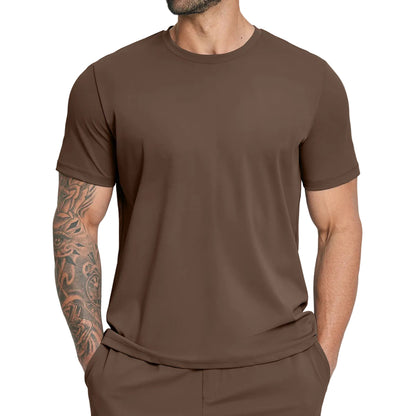 Detail of the reinforced crew-neck collar on the fitness t-shirt